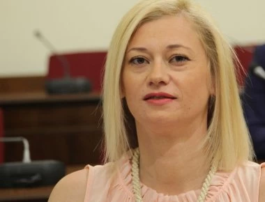 Η Ραχήλ Μακρή το «έριξε» έξω: Χόρεψε ζεϊμπέκικο και το αφιέρωσε στους Έλληνες (βίντεο)